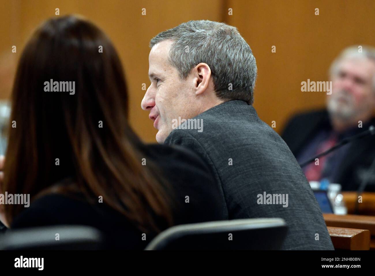 Jeremy Perri, one of Mark Jensen's attorney's, questions Dr. Lindsey Thomas, a forensic pathologist, during Jensen's trial at the Kenosha County Courthouse in Kenosha, Wis., Friday, Jan. 27, 2023. The Wisconsin Supreme Court ruled in 2021 that Jensen deserved a new trial in the 1998 death of his wife Julie Jensen, who was poisoned with antifreeze. (Sean Krajacic/The Kenosha News via AP, Pool) Stockfoto