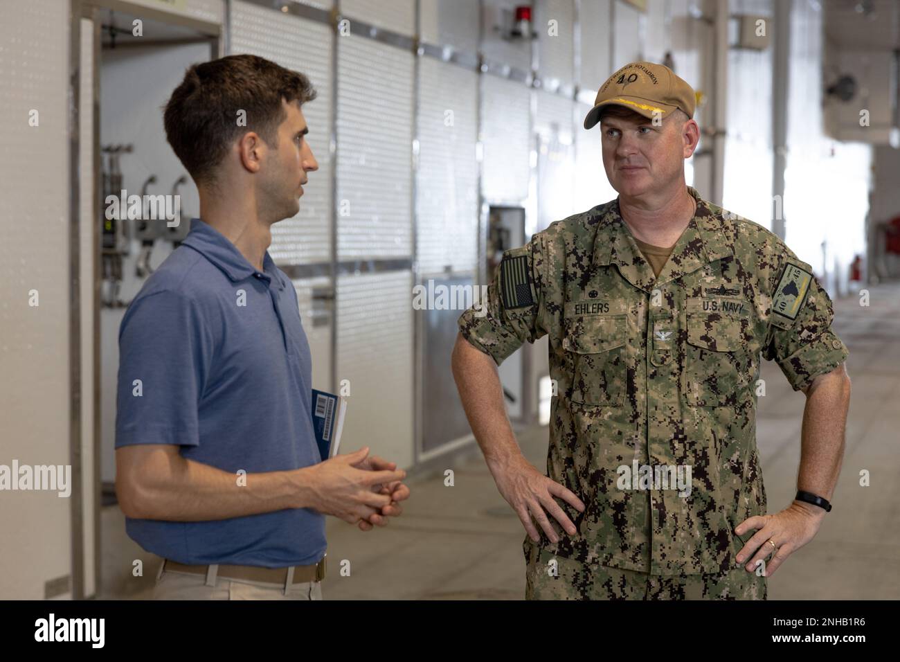 220728-M-JX780-1041 MARINESTÜTZPUNKT MAYPORT, FLORIDA (28. Juli 2022) – Kapitän Peter Ehlers, rechts, kommodore der Zerstörer-Staffel (DESRON) 40, spricht mit Tyler Driscoll, dem Schiffsmeister, an Bord des Expeditionsschiffs der Spitzenklasse USNS Burlington (T-EPF-10) während einer Rundfahrt durch das Schiff, bevor es in das Zuständigkeitsgebiet der US-Flotte von 4. eingesetzt wird. Burlington wird in der US-4.-Flotte eingesetzt, um die expeditionäre Wartung von in der Region eingesetzten kleinen Kampfschiffen zu unterstützen und Kooperationsmaßnahmen im Bereich der Sicherheit von Theatern durchzuführen, um den Zugang zu erhalten und die Interoperabilität zu verbessern Stockfoto