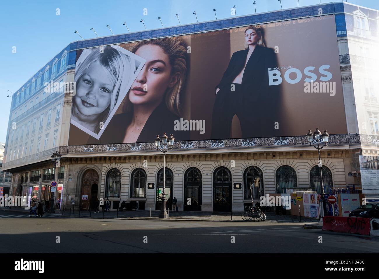 Riesige „Be Your Own Boss“-Werbetafel für Hugo Boss, die die Gerüste der Restaurierungsarbeiten an der Fassade eines pariser Gebäudes abdeckt Stockfoto