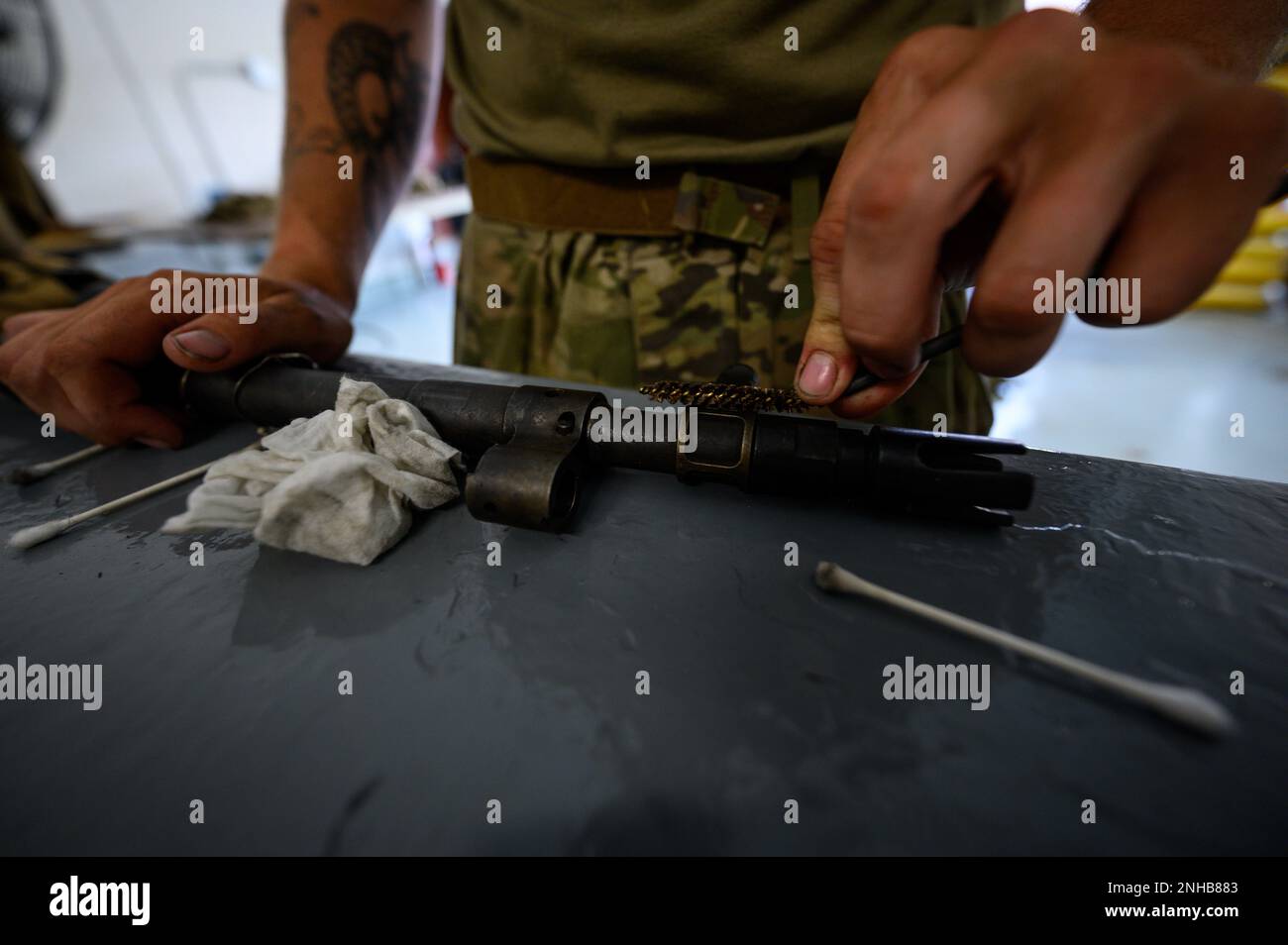 Ein Soldat der New Jersey Army National Guard der Bravo Company, 1. Bataillon, 114. Infanterie-Regiment, führt Waffenwartung im Freehold National Guard-Arsenal in Freehold, New Jersey, am 28. Juli 2022 durch. Die Soldaten reinigen ihre Waffen nach der Rückkehr von der Exportable Combat Training Capability (XCTC)-Übung, bei der mehr als 2.500 Soldaten an einer Trainingsveranstaltung in Fort Drum, New York, teilnahmen, die es den Brigaden-Kampfteams ermöglicht, die für Einsatz, Kampf und Sieg erforderliche Zugbereitschaft zu erreichen. Stockfoto