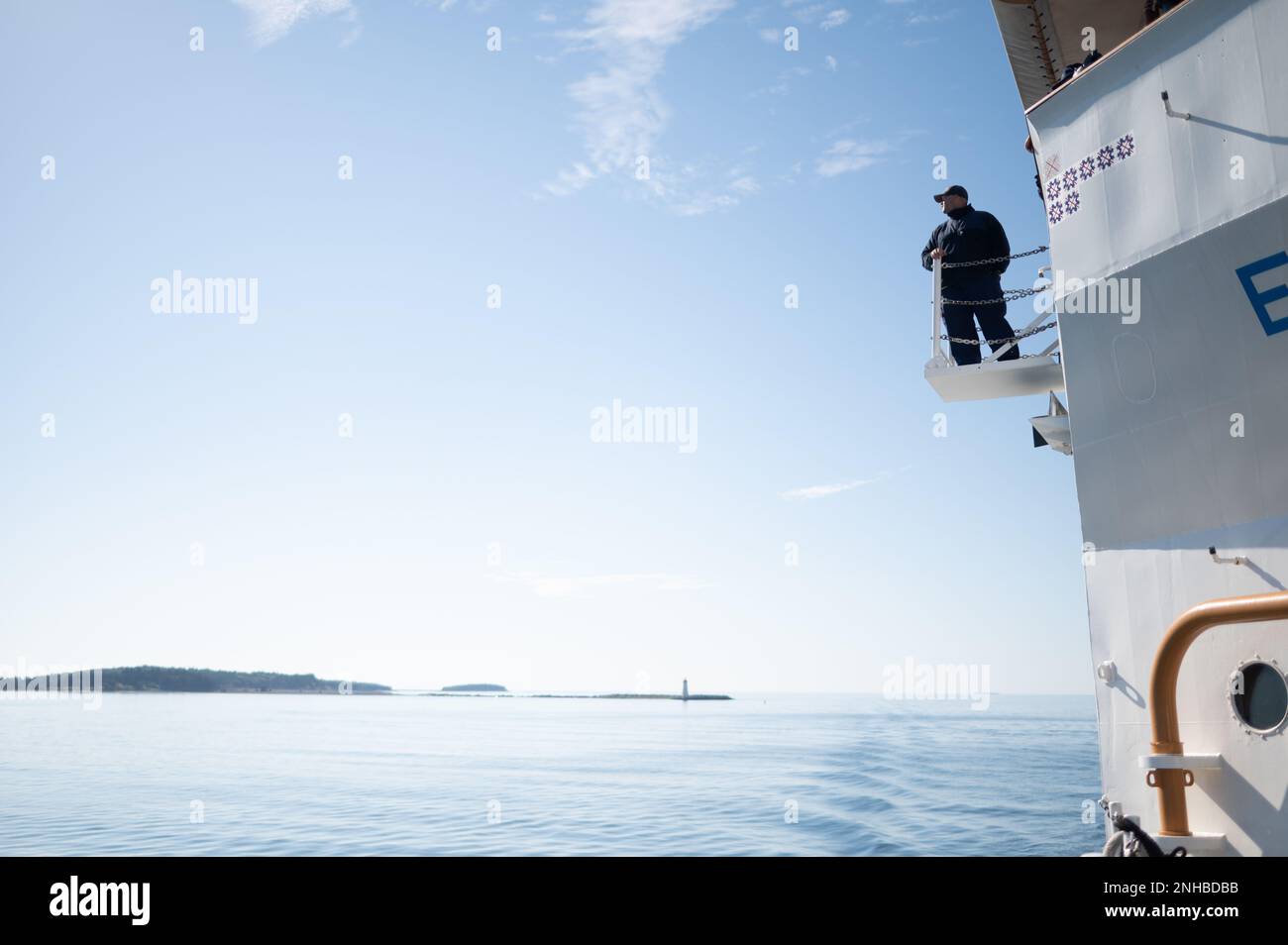 USA Coast Guard Petty Officer 3. Class Colie Renfroe, ein Spezialist für die Seerechtsaufsicht an Bord des USCGC Bear (WMEC 901), blickt auf die Landschaft, während der Bär sich auf das Anlegen in Halifax, Nova Scotia, am 28. Juli 2022 vorbereitet. Der Bär und seine Besatzung setzen sich zusammen mit seinen Partnerländern zur Unterstützung der Organisation für die Fischerei im Nordatlantik, zur Abschreckung der illegalen Fischerei und zur Sensibilisierung für den maritimen Bereich ein. Stockfoto