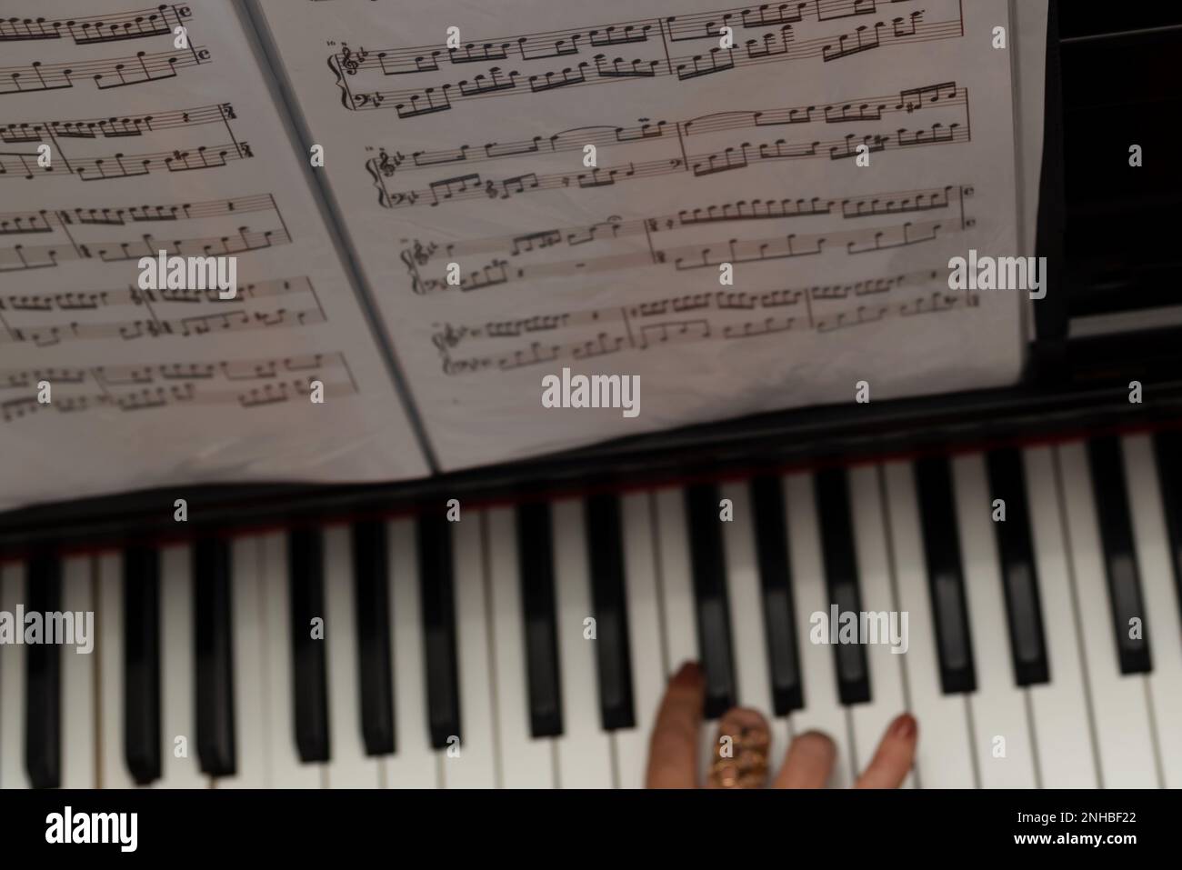 Talentierte Hände einer Frau, die klassische Musik auf dem Klavier spielt. Musik und Perfektion. Stockfoto