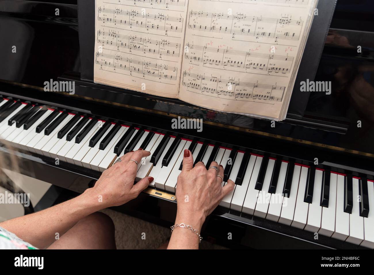 Ein talentierter Pianist spielt romantische Musik auf dem Klavier. Musik  und Perfektion Stockfotografie - Alamy
