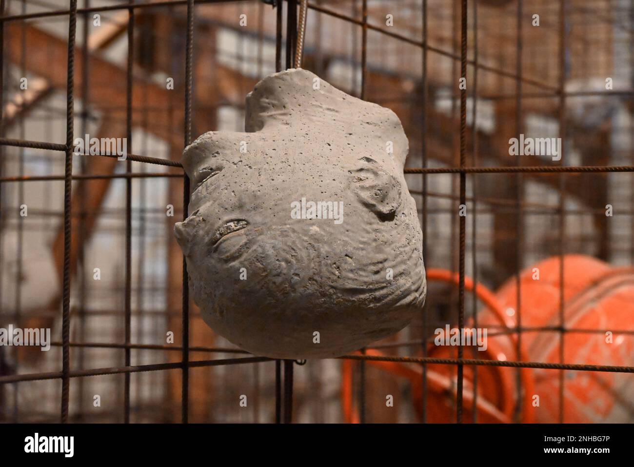 Bis zum 7. Mai 2023 präsentiert die Hayward Gallery Mike Nelson: Extinction Beckons, die erste große Ausstellung mit umfangreichen, immersiven Installationen und Skulpturenwerken ... International anerkannter britischer Künstler. Nelsons psychologisch geladene und atmosphärische Anlagen führen die Zuschauer auf spannende Reisen in fiktive Welten, die unheimlich unsere eigenen widerspiegeln. Die Ausstellung des Künstlers wurde entworfen, um die Räume der Hayward Gallery dramatisch zu verändern. Sie umfasst imposante Skulpturenwerke und neue Versionen seiner wichtigsten epischen Installationen, von denen viele im Hayward gezeigt werden Stockfoto