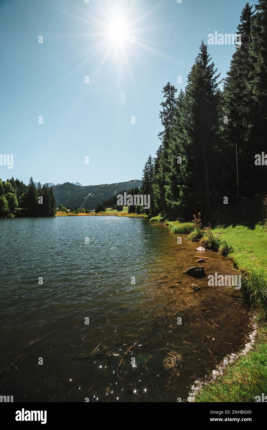 Lac de Morgins im Herbst mit schneebedeckten Bergen, Pas de Morgins Stockfoto