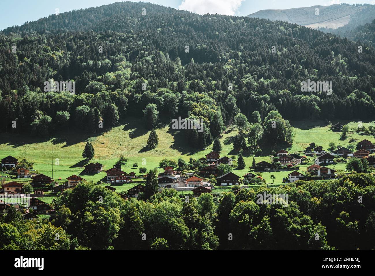 Holzhütte in den alpen mit Bergen im Hintergrund Panorama Stockfoto