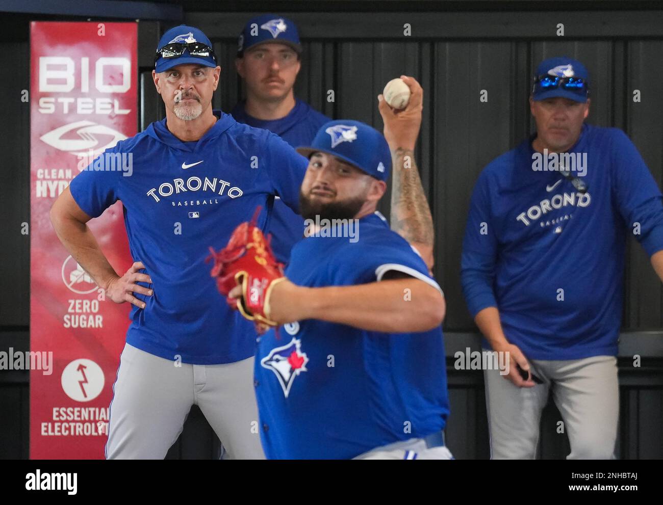 Toronto Blue Jays Pitching Coach Pete Walker, Left, sieht zu, wie er den Pitcher Alek Manoah