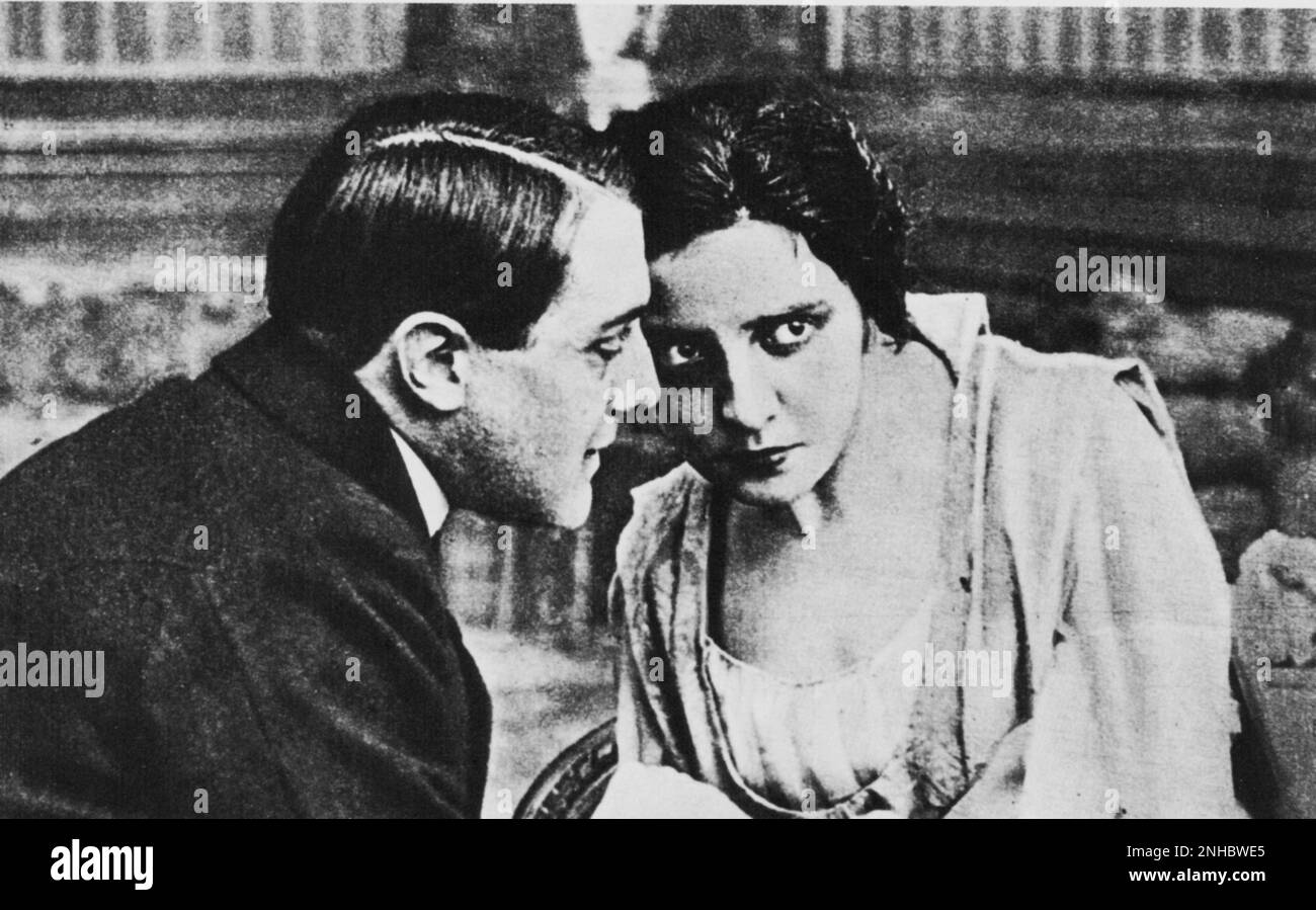 Die italienischen Stummfilmdarsteller MARIA JACOBINI ( 1892 - 1944 ) und André HABAY ( Andrea - 1883 - 1941 ) in IL FILO DELLA VITA von Mario Caserini , aus einer Geschichte von Pio Vanzi . - KINO MUTO - FILM --- ARCHIVIO GBB Stockfoto