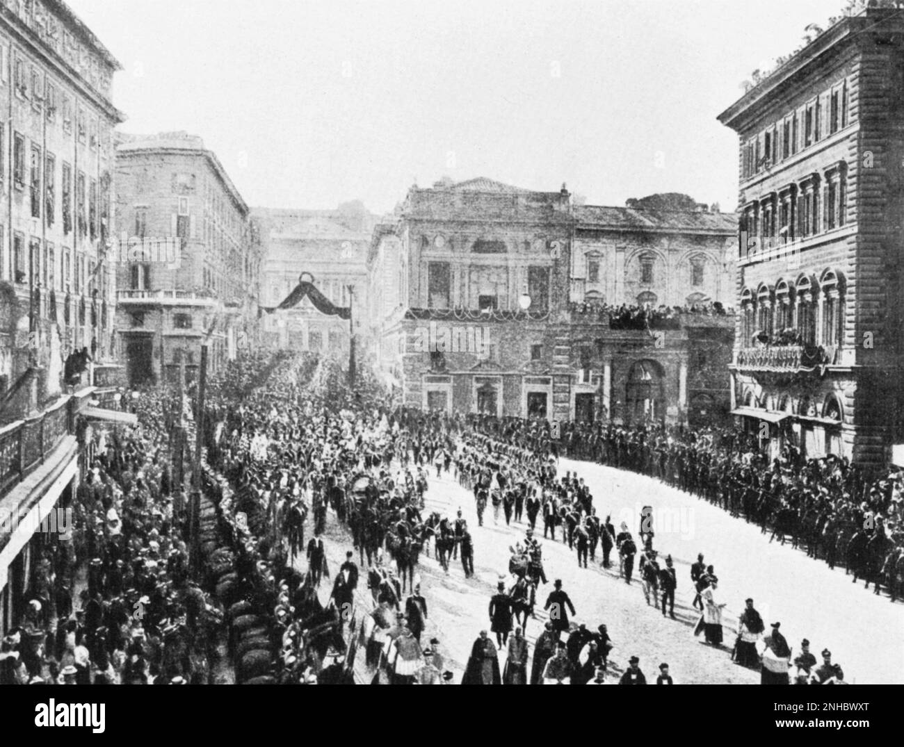 9 . august 1900 , Rom , Italien : die Trauerfeier des ermordeten italienischen Königs UMBERTO i di SAVOIA ( 1844 - 1900 ) durch den Anarchisten GAETANO BRESCI . Die Beerdigung kam von Quirinale nach Pantheon - REGICIDIO - assassinio - omicidio - SAVOY - nobili italiani - nobiltà - reali - Königsfamilie - italienischer Adel - illustrazione popolare - FUNERALE - foto storica - Geschichte - corteo --- Archivio GBB Stockfoto