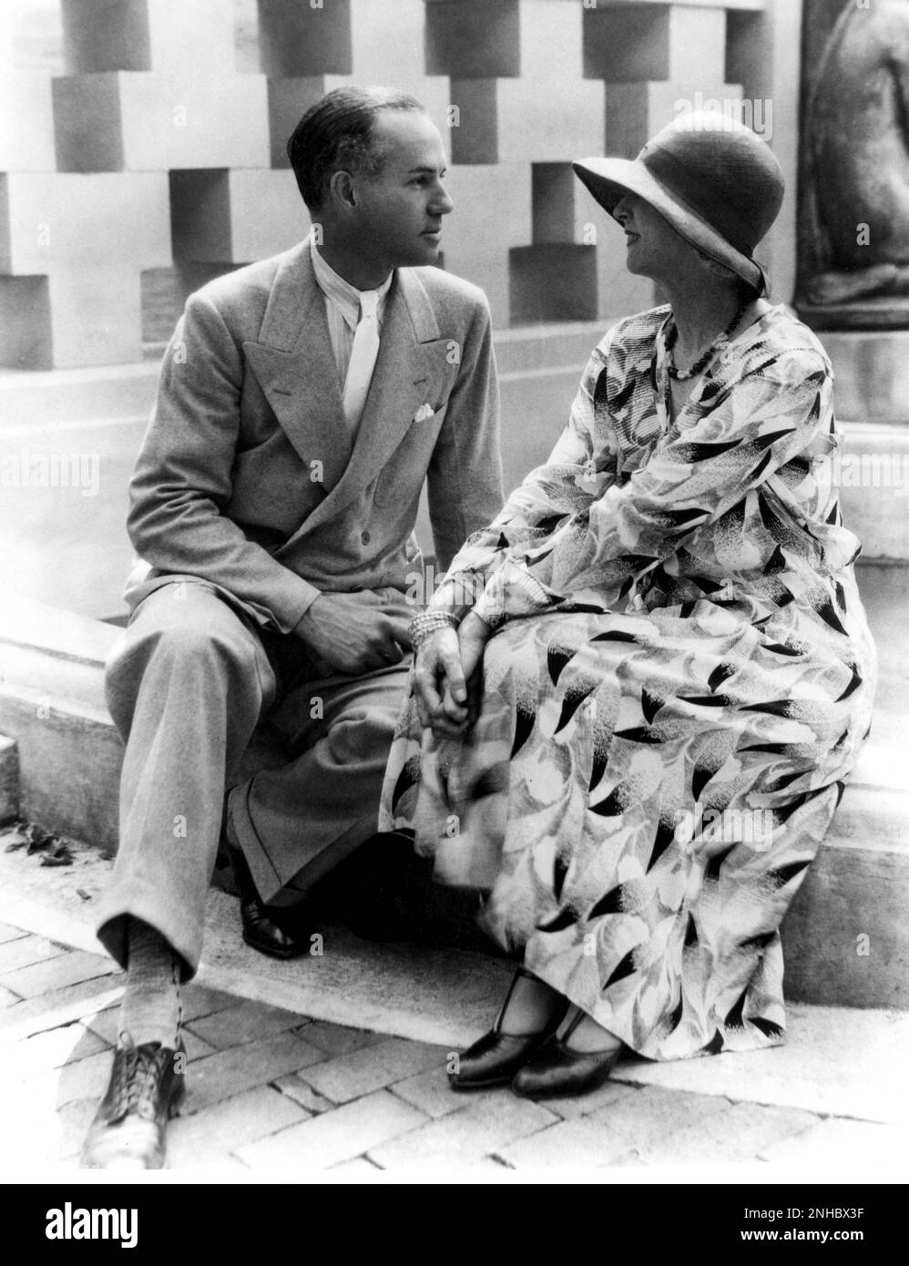 Ca. 1935 , Chautauqua , Norton Hall , USA : der amerikanische Moderne Tanzreformer , Tänzer , Schriftsteller und Lehrer TED SHAWN ( 1891 - 1972 ) mit seiner Frau , der gefeierten Tänzerin Ruth St Denis ( 1880 - ) , Gründer der Denishawn Company , The Men Dancers Company ( 1933 - 1940 ) Und Jakob's Pillow School Dance Festival - DANZA - BALLERINO - COREOGRAFO - COREOGRAPHER - GAY - Omossuale - omosessualità - Homosexuell - Homosexualität - Schuhe - Scarpe - Cravatta - Krawatte - Doppiopetto - Marito e Moglie - Ehemann - Coppia - Coniugi - Profil - Hut, cappello, Archivio GBB Stockfoto