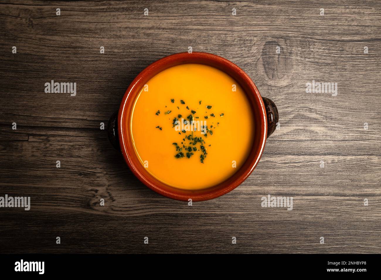Suppe mit Kohl, Kartoffeln und Kürbis Stockfoto