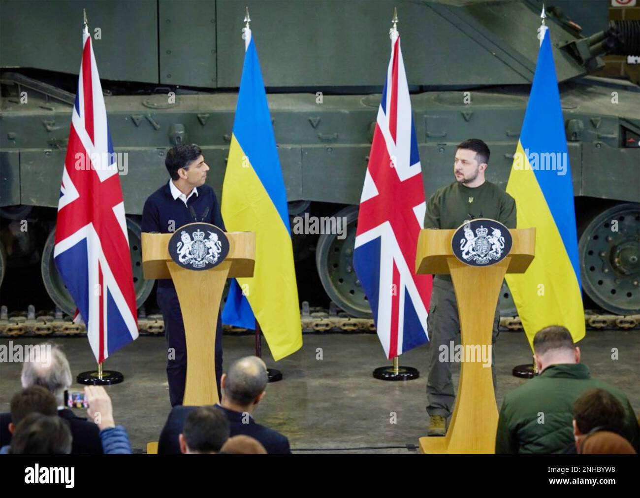 VOLODYMYR ZELENSKY Präsident der Ukraine wird am 8. Februar 2023 vom britischen Premierminister Rishi Sunak mit einem Challenger-Panzer im Vereinigten Königreich begrüßt. Stockfoto