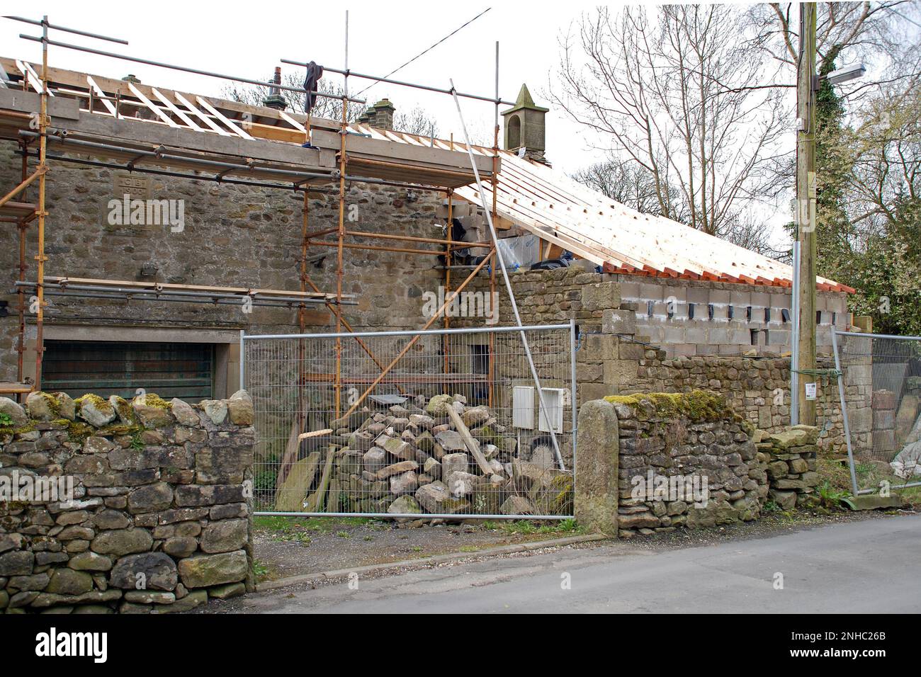 Teilweise Restaurierung oder Umbau in Church Street Long Preston. Langfristiges Projekt, mit langsam voranschreitenden Bauarbeiten, in Church St Long Preston. Stockfoto