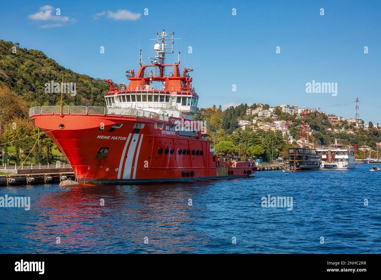 Istanbul, Türkei - 9. Oktober 2019: Türkisches Küstenschiff in der Bosporus-Straße Stockfoto