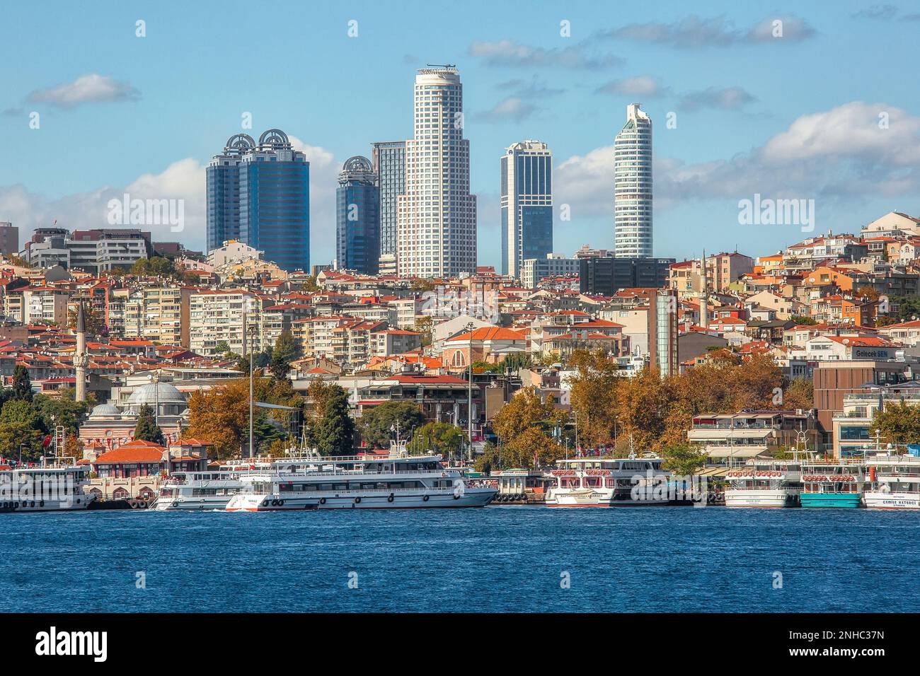 Istanbul, Türkei - 9. Oktober 2019: Blick auf das Ufer der Bosforus-Meerenge an einem frühen Herbsttag. Wohngebäude und Wolkenkratzer entlang des Sho Stockfoto