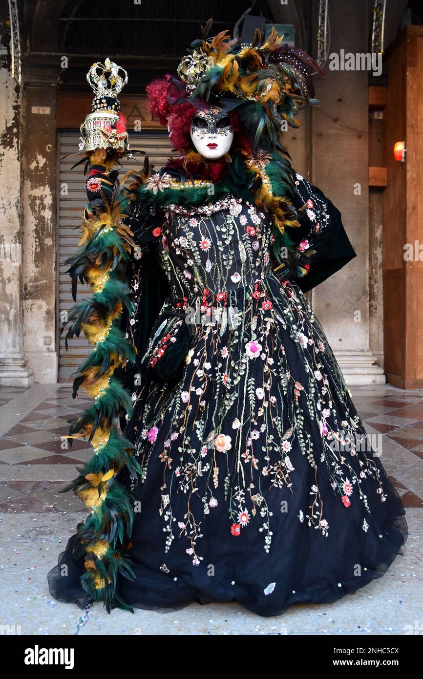 Venedig, Italien. 12. Februar 2023. Feierliche posieren mit wunderschönen Kostümen und Masken während des Venedig Karnevals 2023 in Venedig, Italien am 12. Februar 2023. Der Karneval findet jedes Jahr in Venedig statt, etwa zwei Wochen vor Aschermittwoch und endet am Shrove-Dienstag. Er zieht Touristen aus aller Welt an (Foto: Laura Villani/Sipa USA). Guthaben: SIPA USA/Alamy Live News Stockfoto