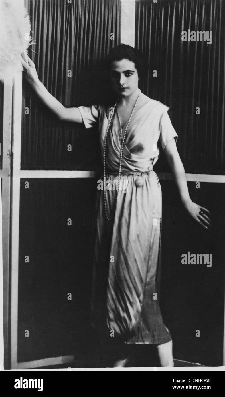 Ca. 1919 : Der Stummfilm italienische Schauspielerin FRANCESCA BERTINI ( comtesse Elena Seracini Vitiello , 1888 - 1985 ) - FILM - CINEMA MUTO - attrice - DIVA - DIVINA - DIVINE - Belle Epoque - Vamp - collana di perle - perla - Birne - Perlen - Halskette - gioiello - gioielli - Bijoux - Juwelen - Schmuck - Nekkopening - Decolleté - Scollatura - Federfan - Ventaglio di Piume - Ring - Anello - Paravento - Archivio GBB Stockfoto