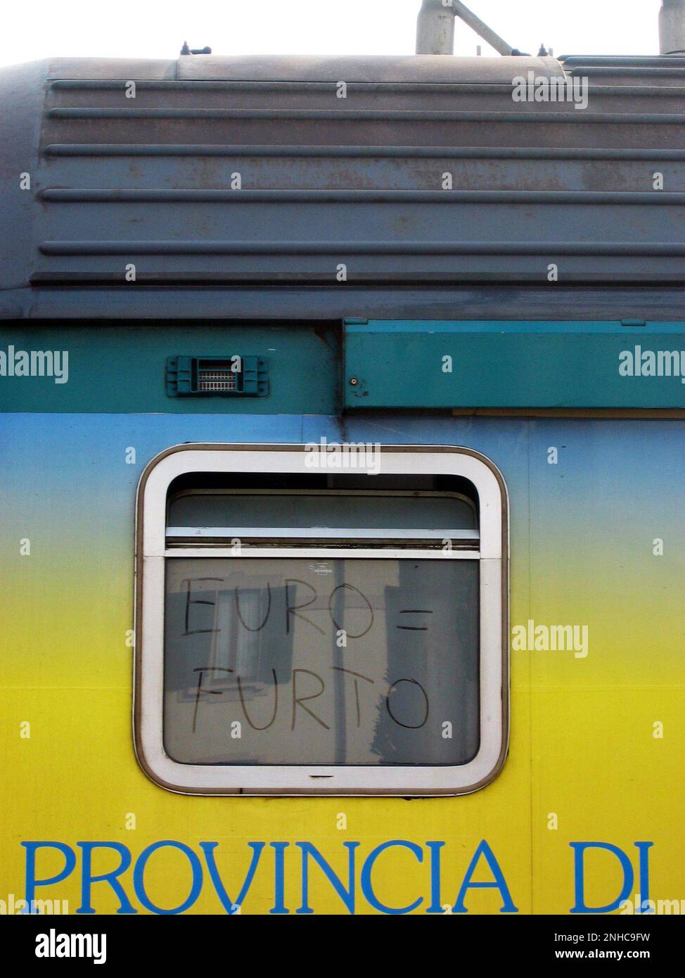 2004 , BOLOGNA , Italien : Stazione Centrale , anonyme Graffiti im Zug : EURO ALS DIEBSTAHL ( EURO uguale FURTO ) - ITALIA - GEOGRAFIA - GEOGRAFIE - treno - ferrovie italiane - Ferrovia - treni - finestrino - window - GRAFFITI - EURO - Bahnhof - Schienen - GRAFFITO - Scritta - protesta anonima - ANTI EURO - ANTI-EURO - contro comunità europea monetaria --- Archivio GBB Stockfoto