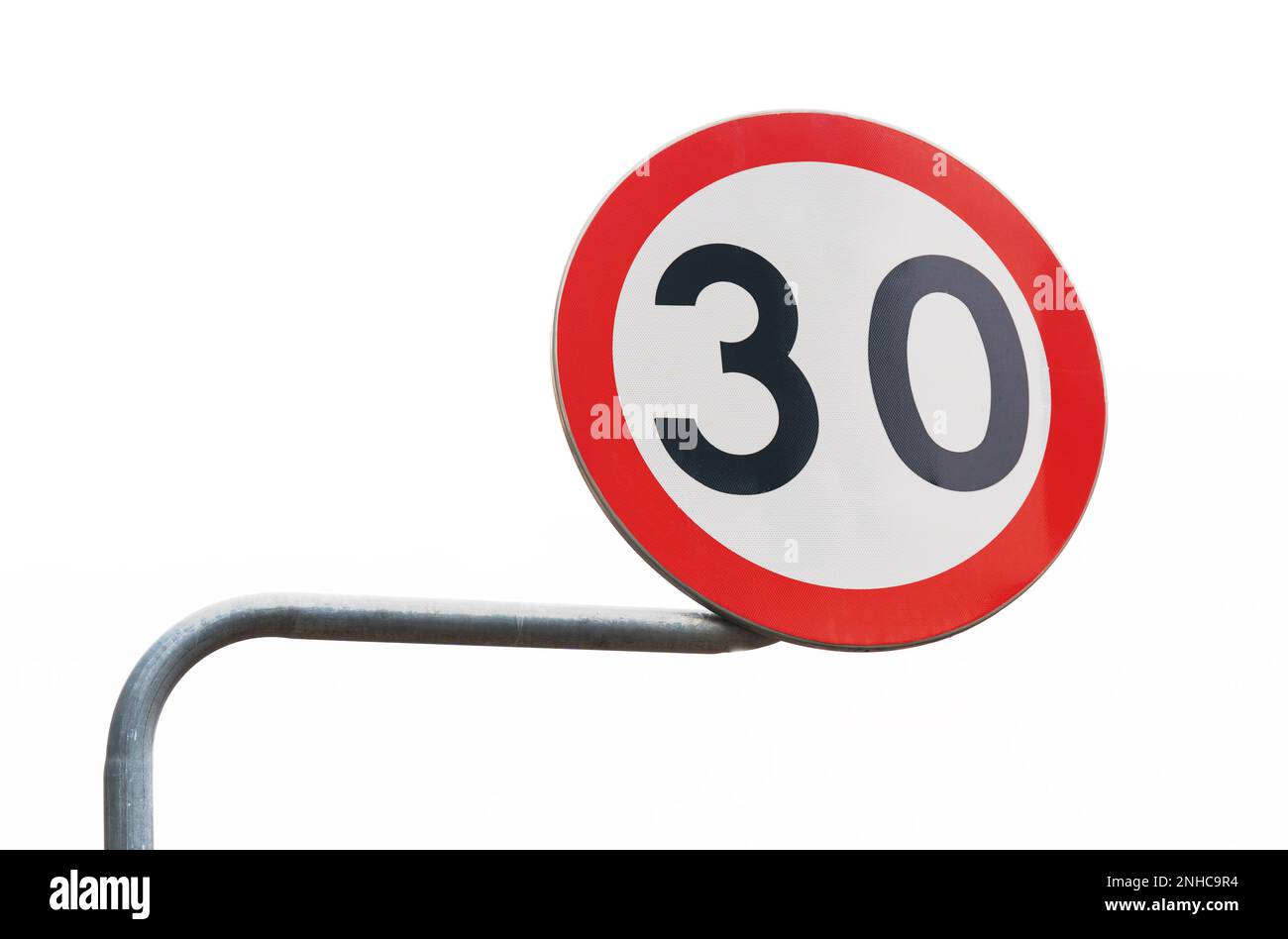 30 Meile pro Stunde Straßenschild mit dramatischen Wolken im Hintergrund. Stockfoto