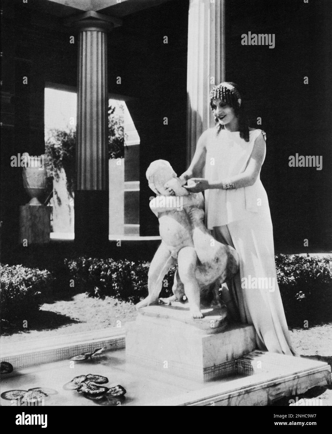 1937 , ITALIEN : die gefeierte italienische Filmdarstellerin ISA MIRANDA ( 1905 - 1982 ) in SCIPIONE L' AFRICANO von Carmine Gallone - FILM - KINO - FILM - attrice - Film Storico - Peplum - fontana - Brunnen - ninfee --- Archivio GBB Stockfoto