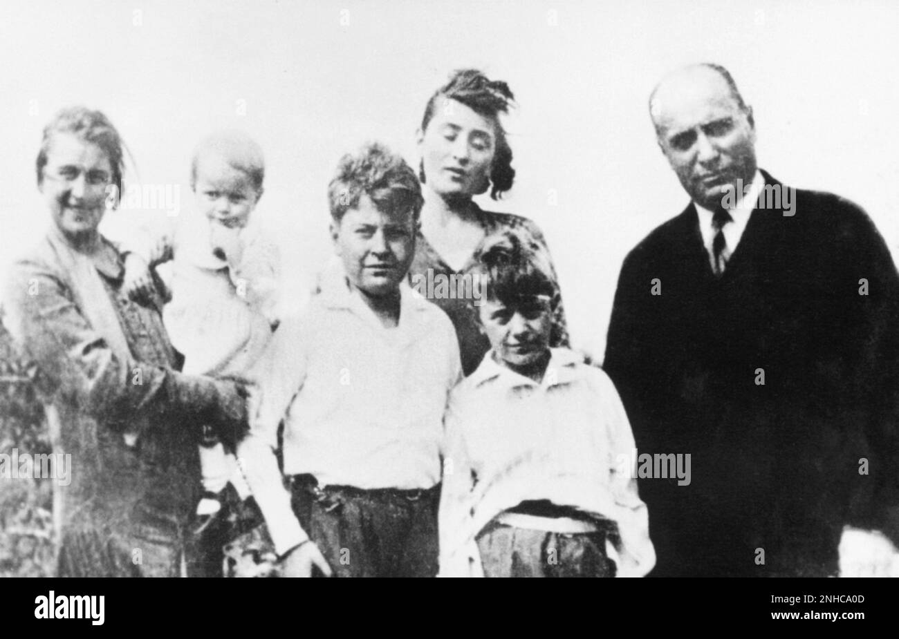 1928ca , ITALIEN : der italienische faschistische Diktator Duce BENITO MUSSOLINI ( 1883 - 1945 ) mit seiner Familie : die Ehefrau Donna RACHELE GUIDI ( 1893 - 1979 ) und die Söhne ROMANO ( geboren 1927 ) , BRUNO ( 1918 - 1941 ) , EDDA ( zukünftige Gräfin CIANO , 1910 - 1995 ), VITTORIO ( 1916 - 1997 ) - Seconda Guerra Mondiale - Zweiter Weltkrieg - FASCISMO - FASCISTA - FASCIO - Famiglia ---- Archivio GBB Stockfoto