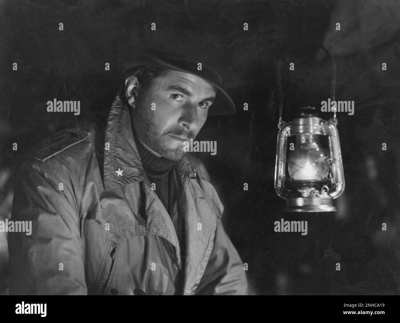 1943 , ITALIEN : der gefeierte italienische Filmschauspieler AMEDEO NAZZARI ( 1907 - 1979 ) In QUELLI DELLA MONTAGNA von Aldo Vergano - FILM - KINO - FILM - Hut - cappello da ALPINO - ALPINI - Militäruniform - uniforme divisa militare - lampada - Lampe - FASCISMO - FASCISTA - FASCHISTISCH - FASCHISMUS - Film di Propaganda --- Archivio GBB Stockfoto