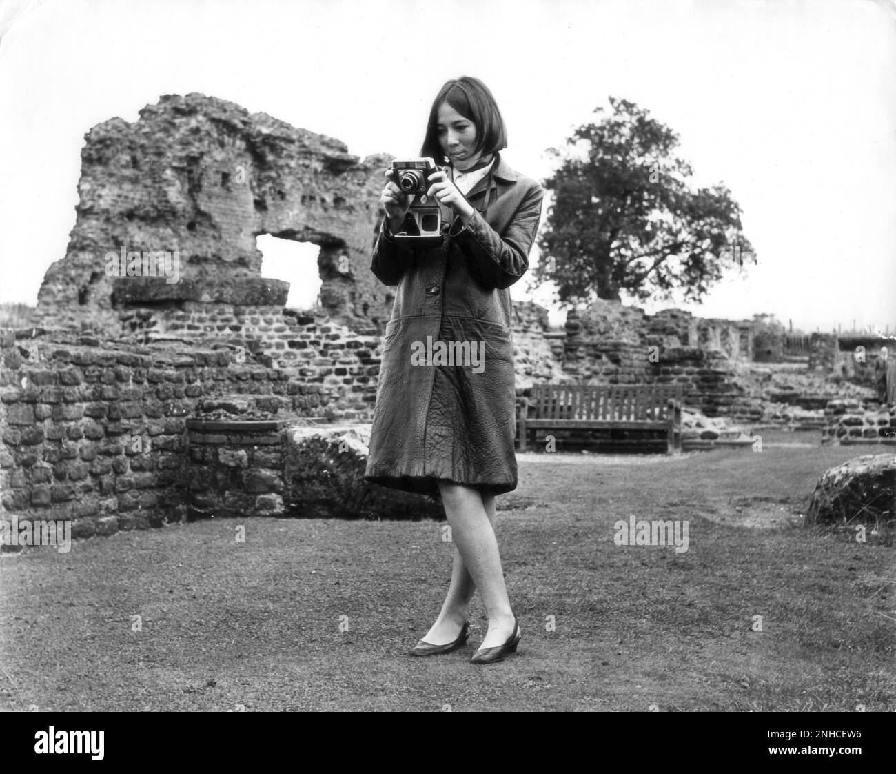 Teenager-Mädchen mit Ledermantel 1968 BILD VON DAVID BAGNALL Stockfoto