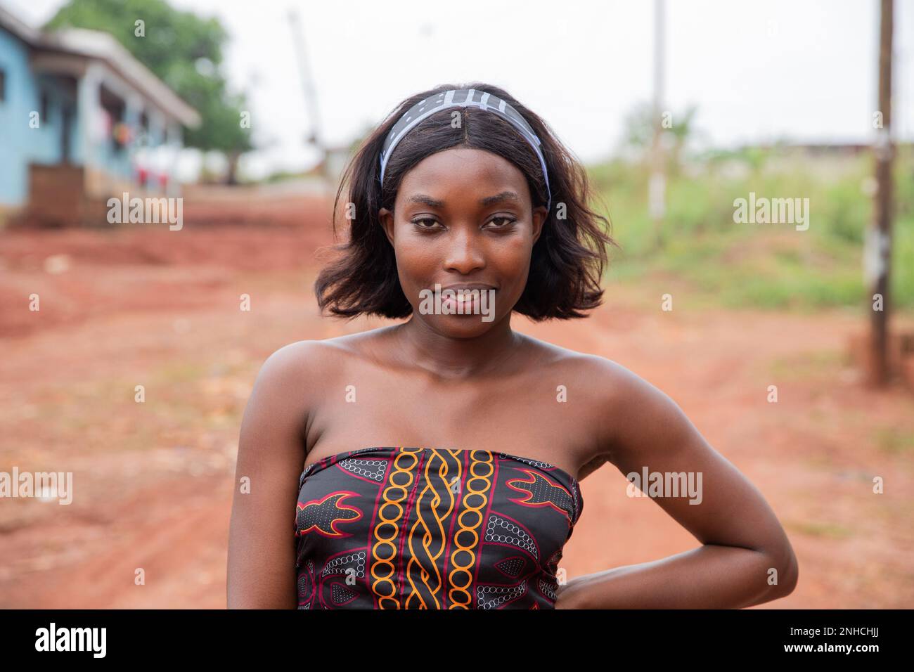 Porträt einer jungen Afrikanerin im Freien, die ein traditionelles Kleid trägt. Stockfoto