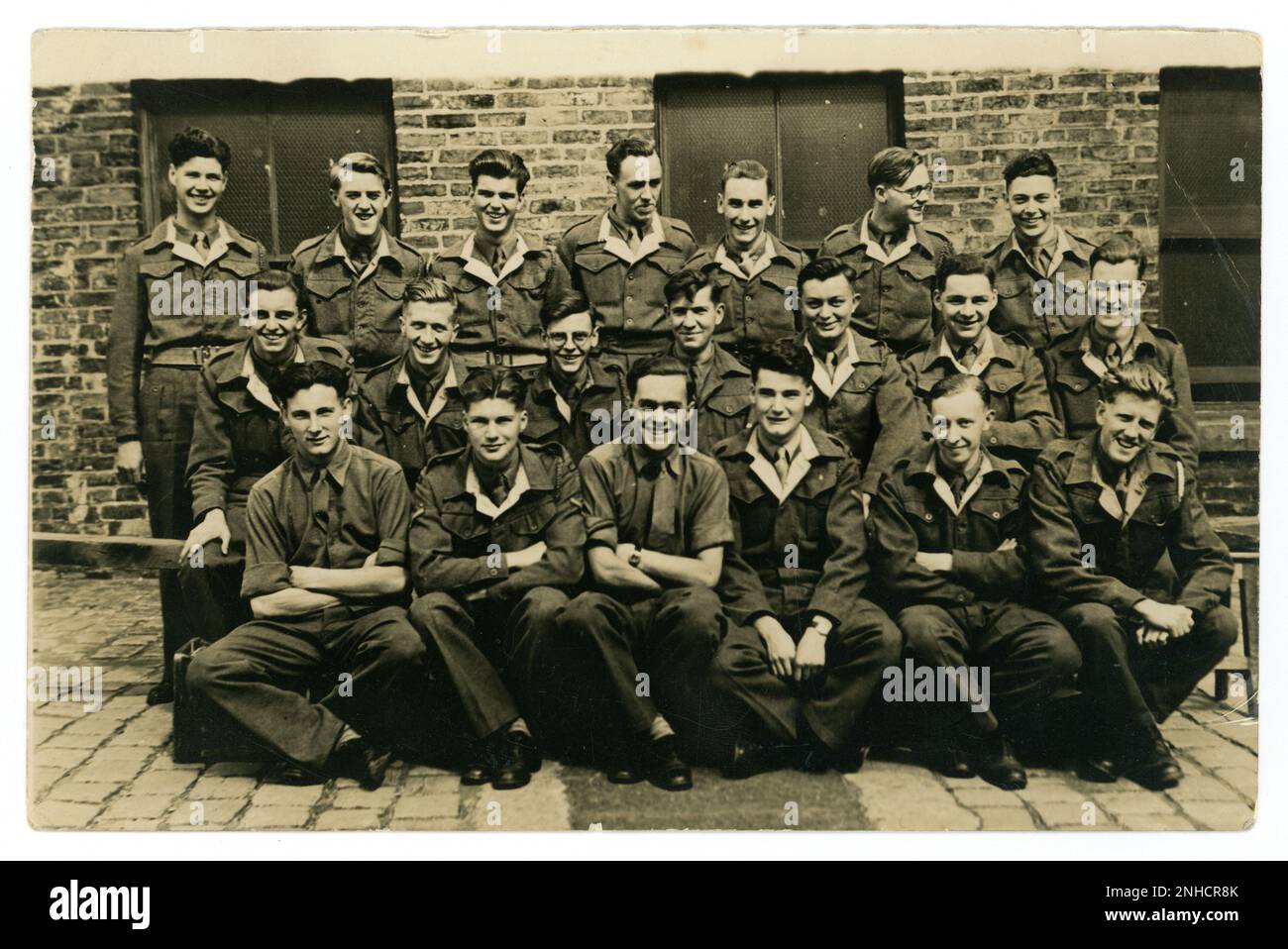 Originalfoto der Gruppe aus dem Jahr WW2 von jungen Männern, möglicherweise RAF-Trainingskorps, Air Cadet Defence Corps / Jugendtraining in blauen Uniformen. Mit weißen Revers. Viele Charaktere, die glücklich aussehen. Etwa 1940er Jahre in Großbritannien Stockfoto