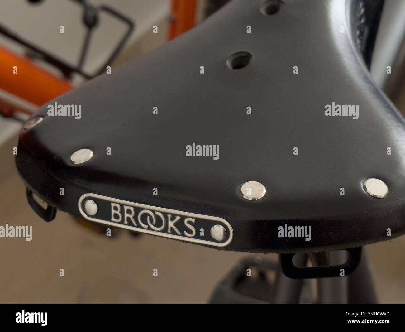 Ein wunderschöner schwarzer Brooks Fahrradsattel aus altem Leder, Detailaufnahme Stockfoto