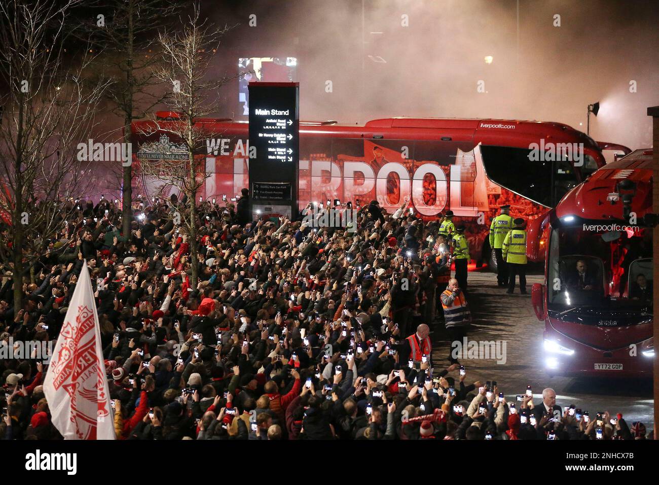 Liverpool, Großbritannien. 21. Februar 2023. Die Liverpool-Teambusse kommen am Stadion an. UEFA Champions League, Runde mit 16 1. Beinen, Liverpool gegen Real Madrid im Anfield Stadium in Liverpool am Dienstag, den 21. Februar 2023. Dieses Bild darf nur zu redaktionellen Zwecken verwendet werden. Nur redaktionelle Verwendung, Lizenz für kommerzielle Verwendung erforderlich. Keine Verwendung bei Wetten, Spielen oder Veröffentlichungen von Clubs/Ligen/Spielern. Bild von Chris Stading/Andrew Orchard Sportfotografie/Alamy Live News Kredit: Andrew Orchard Sportfotografie/Alamy Live News Stockfoto