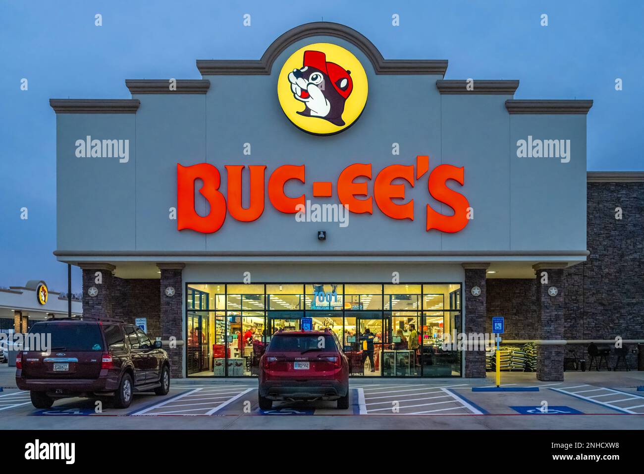 Buc-ee Texas und Südstaaten-Themen Mega-Gemischtwarenladen und Tankstelle in Warner Robins, Georgia, an der I-75. (USA) Stockfoto