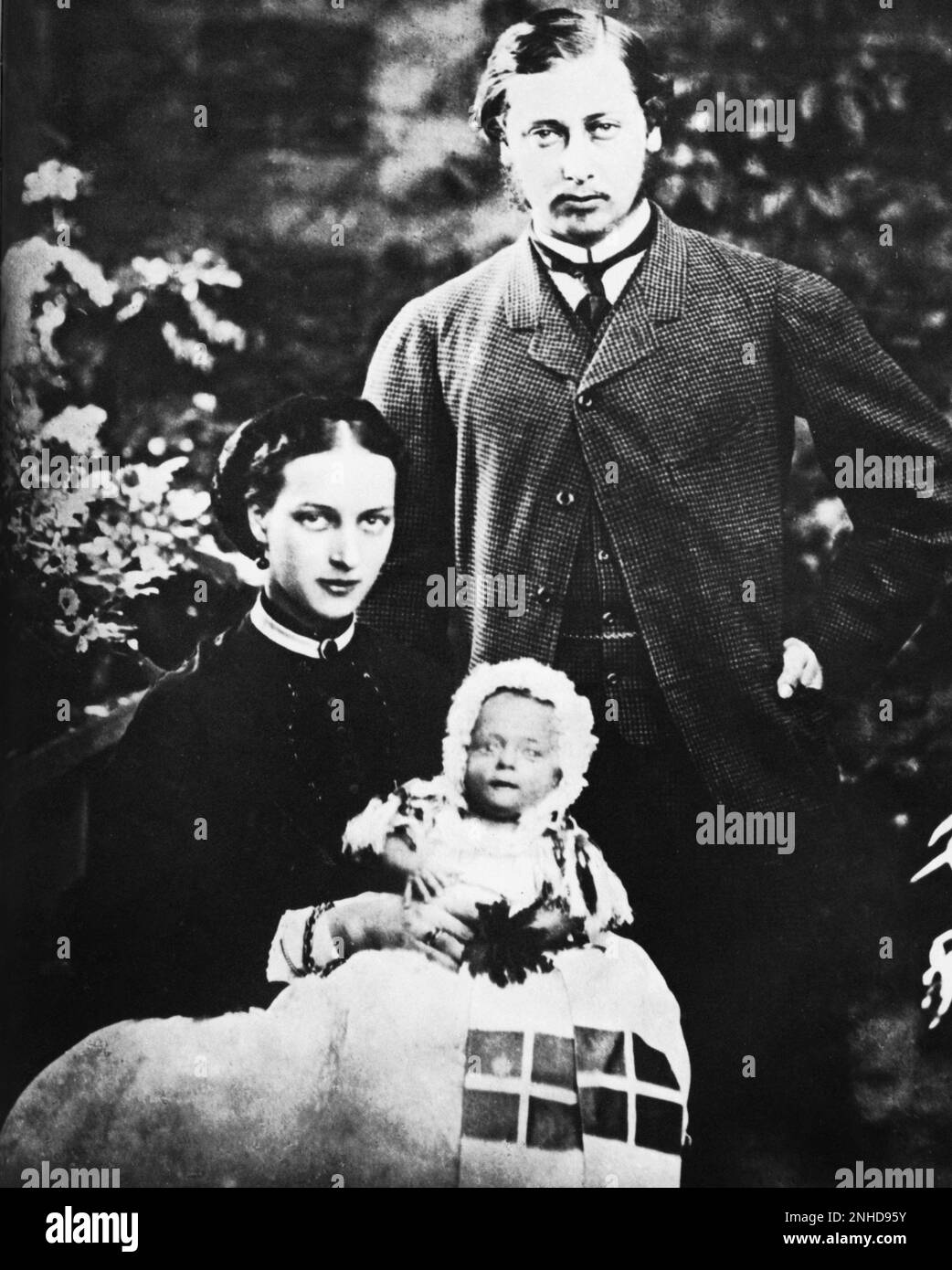 1864 , 8 . januar : die dänische Prinzessin Alexandra ( 1844 - 1925 ) , die künftige Königin von England , mit dem Ehemann künftiger König Edward VII ( 1841 - 1910 ) von England , Sohn von Königin Victoria ( 1819 - 1901 ) , Mit ihrem ersten Kind Kronprinz ALBERT VICTOR Duke of CLARENCE ( Eddy , 1864 - 1892 ) - REALI - ROYAL - nobili - nobiltà - Adelswesen - regina - RE - principe ereditario - Inghilterra - Grand Bretagna - Großbritannien - anello - Ring - Cignon - colletto - Kragen - EPOCA VITTORIANA - VICTORIAN - BELLE EPOQUE - Familie - Famiglia - Baby - Neonato - Moglie e marito - Ehefrau - Coniugi - ritratto Stockfoto
