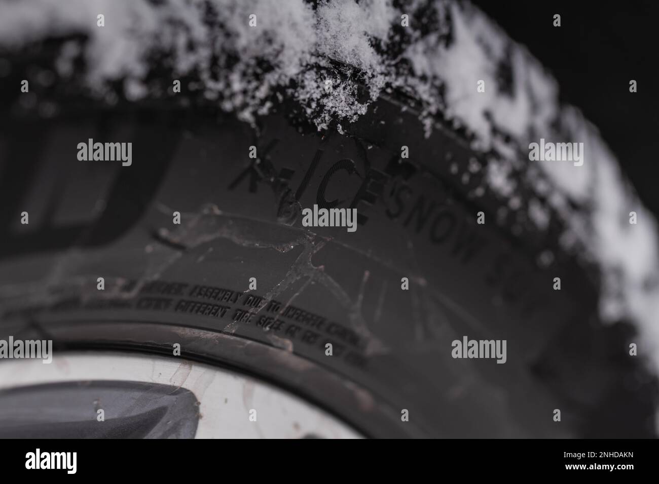 Moskau, Russland - 18. Dezember 2021, Michelin-Reifen Nahansicht. Michelin X-ICE Modell Reifenlogo Nahansicht. Winterreifen. Stockfoto