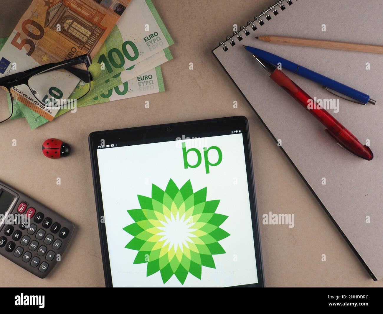 In dieser Fotoabbildung ist das Logo von BP p.l.c. (früher British ...