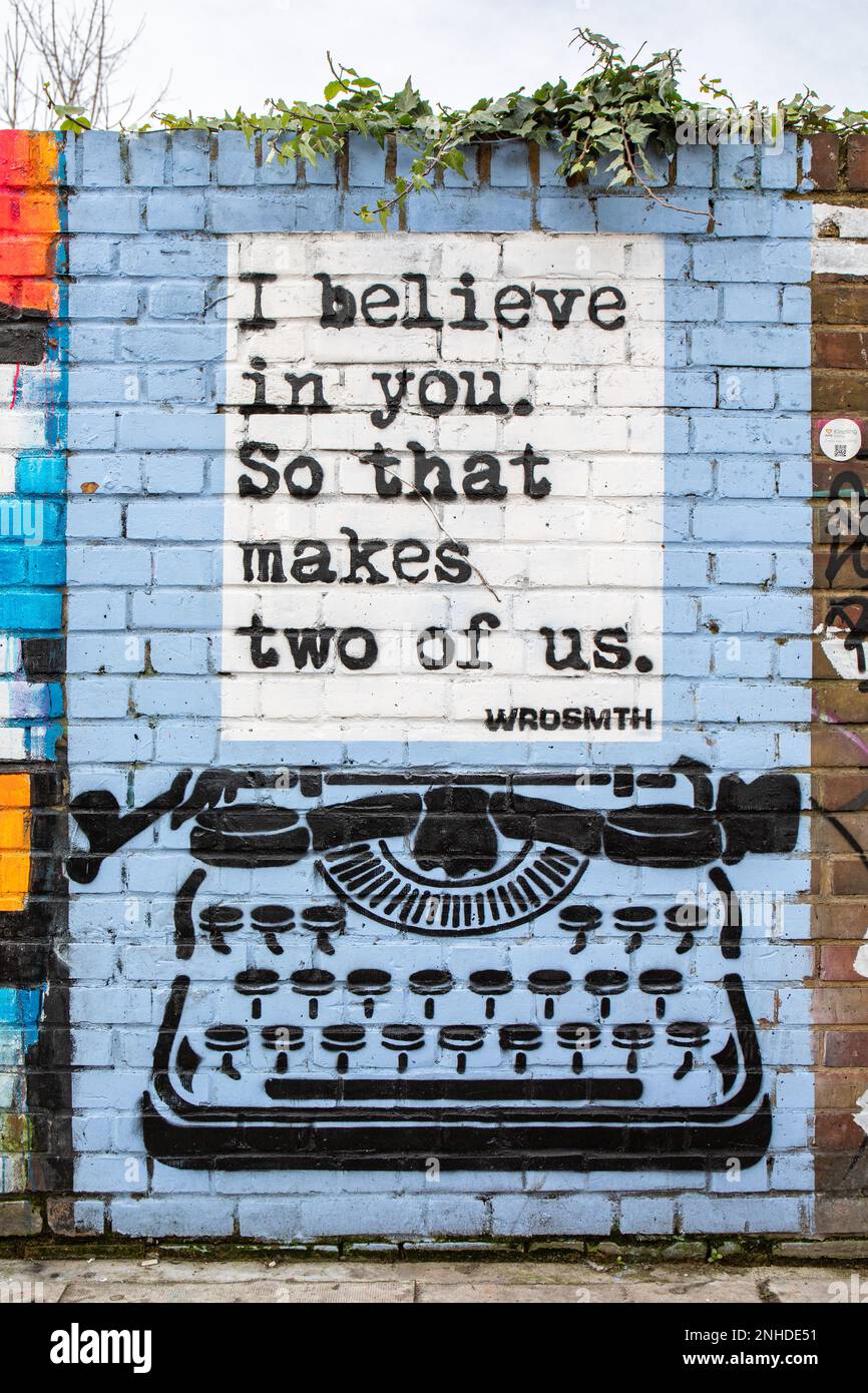 Nur zur redaktionellen Verwendung: Ich glaube an dich. Also sind wir schon zu zweit. Wandgraffiti des amerikanischen Künstlers WRDSMTH in Camden Town, London, England. Stockfoto