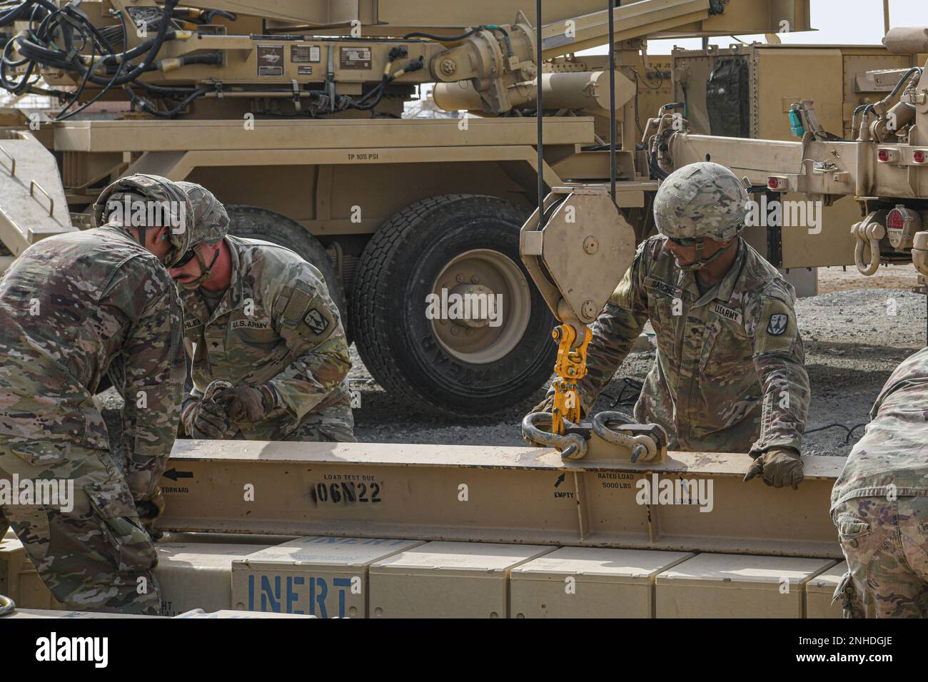 SPC. Jeremy Sanchez arbeitet mit seinen anderen Patriot-Raketen-Reload-Crewmen zusammen, die dem 4. Bataillon 3. Air Defense Artillery Regiment zugeteilt wurden, um während einer Reload-Zertifizierungsübung am 28. Juli 2022 am Luftwaffenstützpunkt Al Dhafra, Vereinigte Arabische Emirate, einen Guidance Enhanced Raketenbehälter zu beschaffen. Reload Crews, auch bekannt als „Hot Crews“, befassen sich mit drei speziellen Arten von Raketen: Patriot Advanced Capability 3 (PAC-3), PAC-3 Missile Segment Enhancement (MSE) und Guidance Enhanced Missile-Tactical Ballistic Rakets (GEM-T). Stockfoto