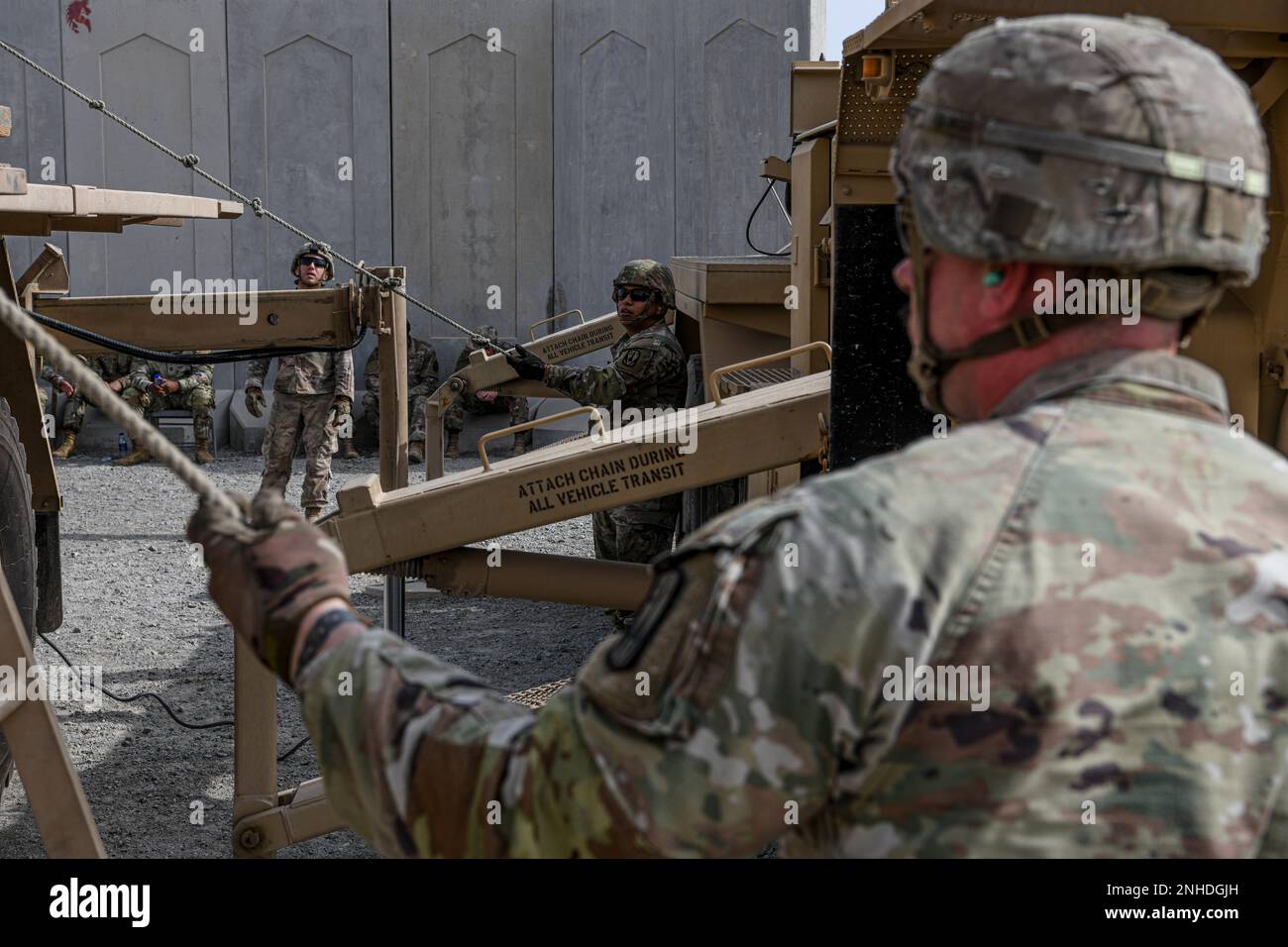 SPC. Michael Cook überwacht seine Patriot-Raketen-Nachladeteams, die dem 4. Bataillon 3. Air Defense Artillery Regiment als Gefreiter Frank Gomez und Spa zugeteilt wurden. John Mahler stationierte einen Guidance Enhanced Missile Canister während einer Nachladezertifizierungsübung am 28. Juli 2022 auf dem Luftwaffenstützpunkt Al Dhafra, Vereinigte Arabische Emirate. Reload Crews, auch bekannt als „Hot Crews“, befassen sich mit drei speziellen Arten von Raketen: Patriot Advanced Capability 3 (PAC-3), PAC-3 Missile Segment Enhancement (MSE) und Guidance Enhanced Missile-Tactical Ballistic Rakets (GEM-T). Stockfoto