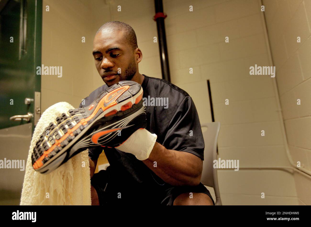 Brandon Evans, who has been a clubhouse attendant for the San Francisco Giants, cleans the shoes of the players on Wednesday Oct. 20, 2010 at AT&T Park, in San Francisco, Calif. (Michael Macor/San Francisco Chronicle via AP) Stockfoto