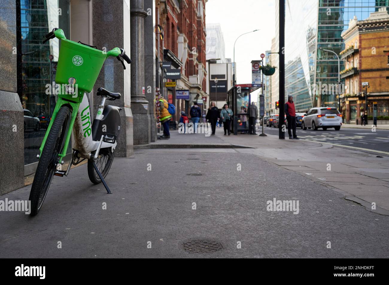 19. Februar 2023 - London UK: Lime Bike E-Bike links auf London Street Stockfoto