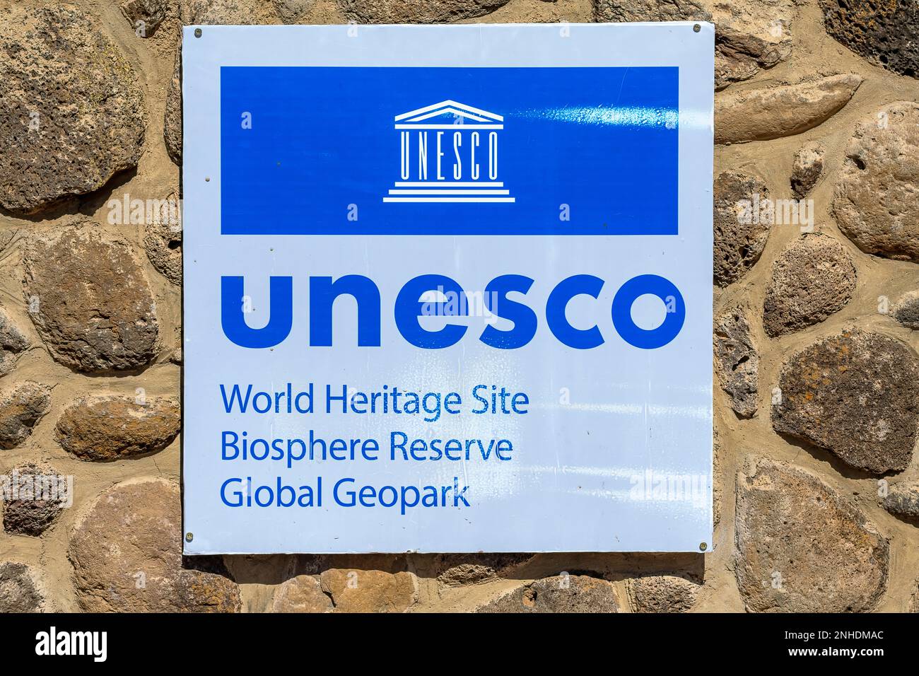 Steigen Sie am Eingang ein, UNESCO-Schild, Ngorongoro Conservation Area, Tansania Stockfoto