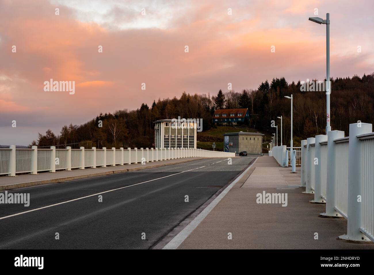 Landstraße über den Rappode-Staudamm bei Sonnenuntergang Stockfoto