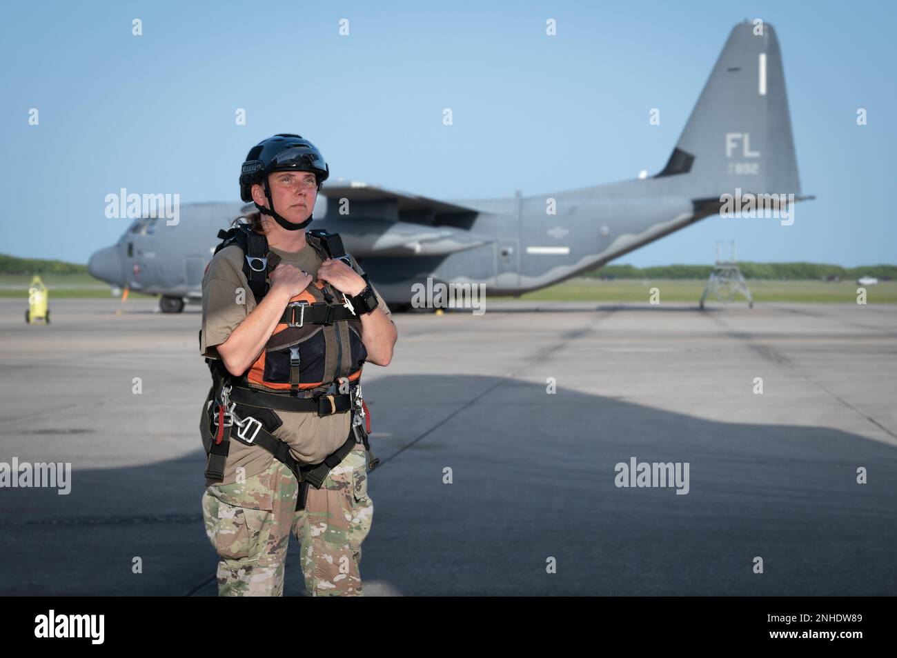 USA Susan Sparks, Space Launch Delta 45 Senior Enlisted Leader, Tandem-Sprünge mit Sanitätern vom 920. Rettungsflügel am Patrick Space Force Base, Florida, 28. Juli 2022. Sparks ist die neueste SEL des SLD 45. Stockfoto