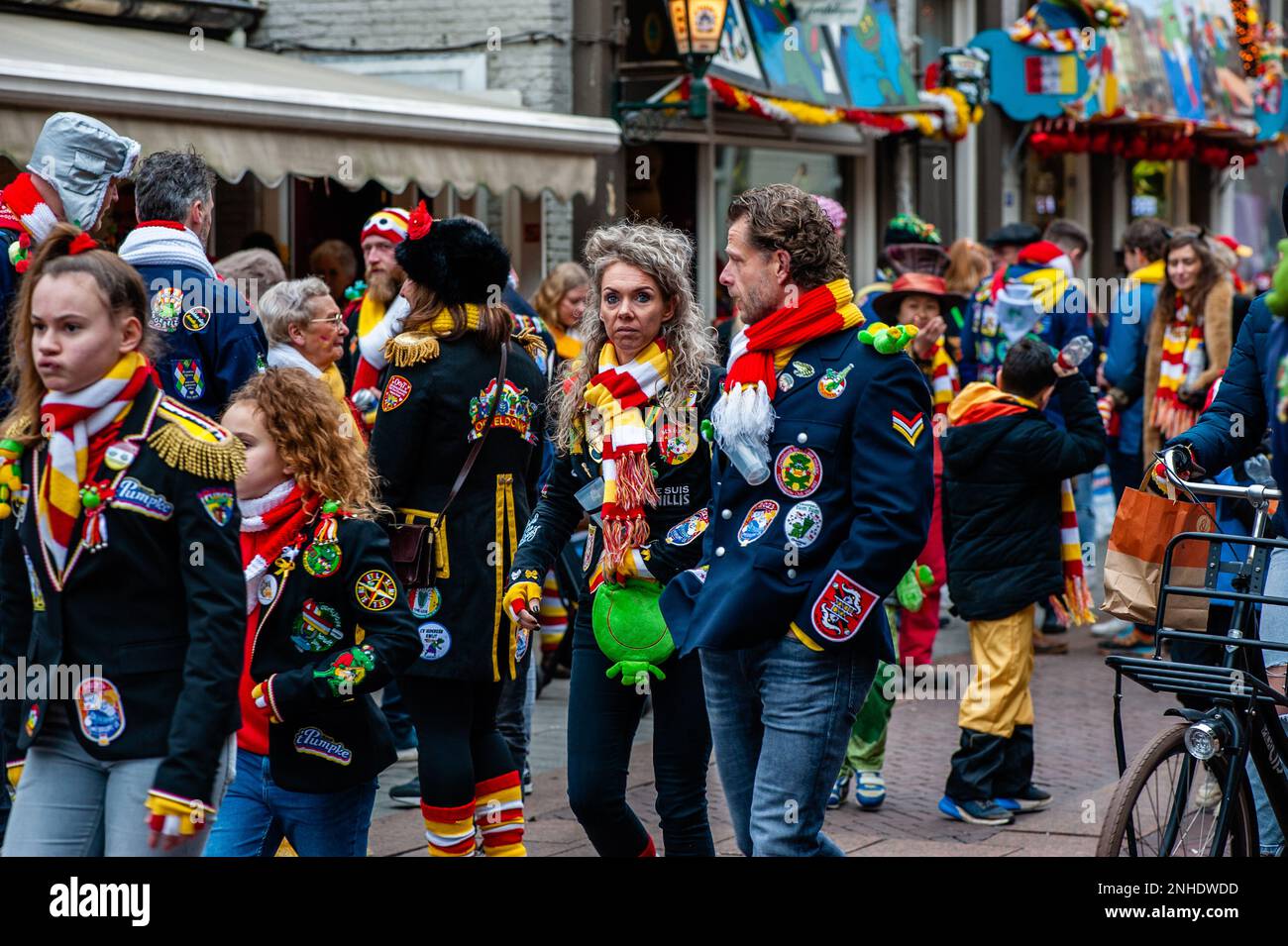 Während der Parade werden Menschen in traditionellen Kostümen gesehen. Die Stadt Den Bosch, Niederlande, erstrahlt jedes Jahr während der historischen Karnevalsfeier zum Leben. Der Höhepunkt von Oeteldonk (der Name, den die Stadt während des Karnevals erhält) wird am Karneval-Montag gefeiert: Die große Parade, die Stadt begrüßt Enthusiasten, die kommen, um dieses bunte Spektakel zu sehen. Stockfoto