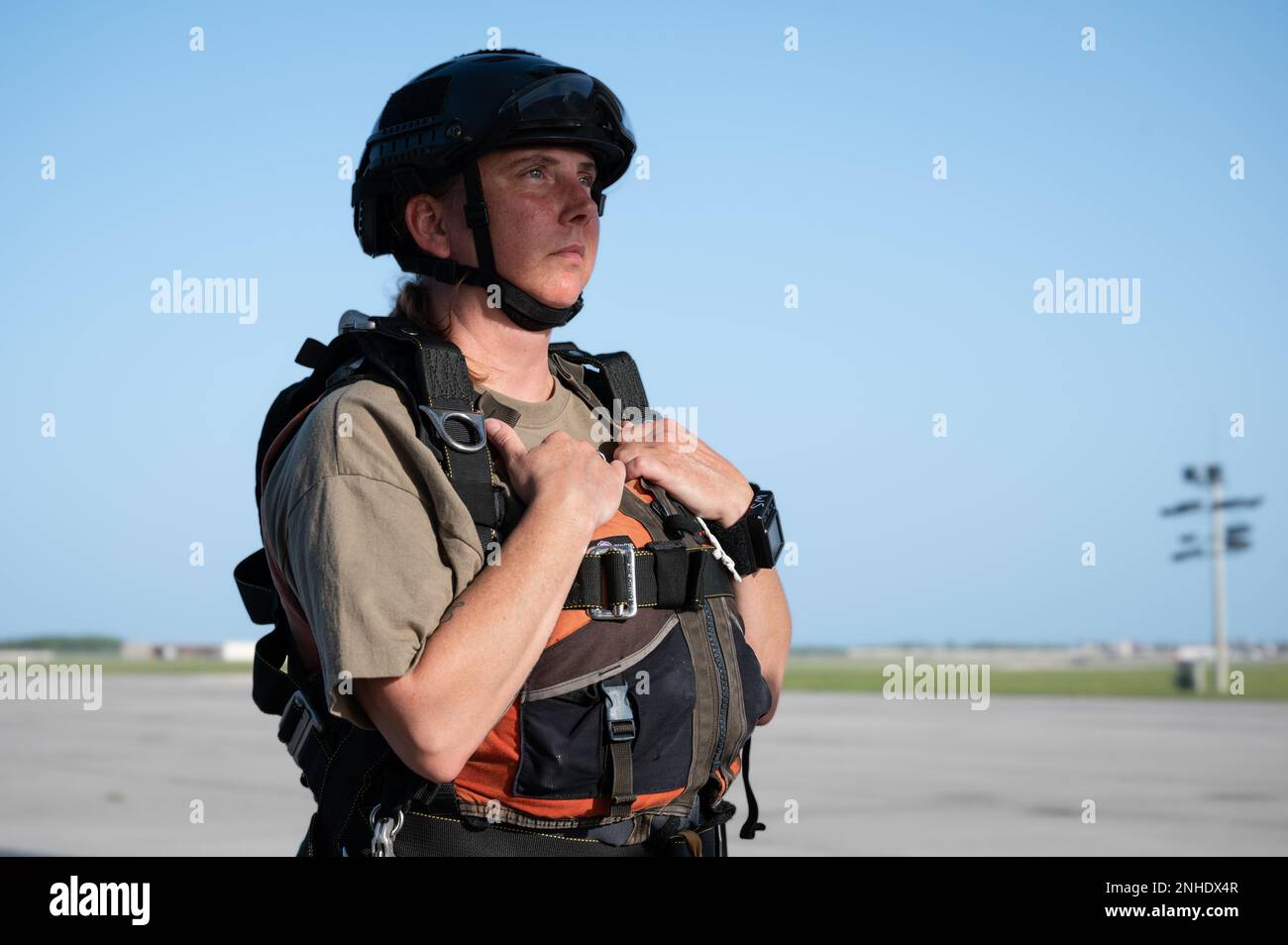USA Susan Sparks, Space Launch Delta 45 Senior Enlisted Leader, Tandem-Sprünge mit Sanitätern vom 920. Rettungsflügel am Patrick Space Force Base, Florida, 28. Juli 2022. Sparks ist die neueste SEL des SLD 45. Stockfoto