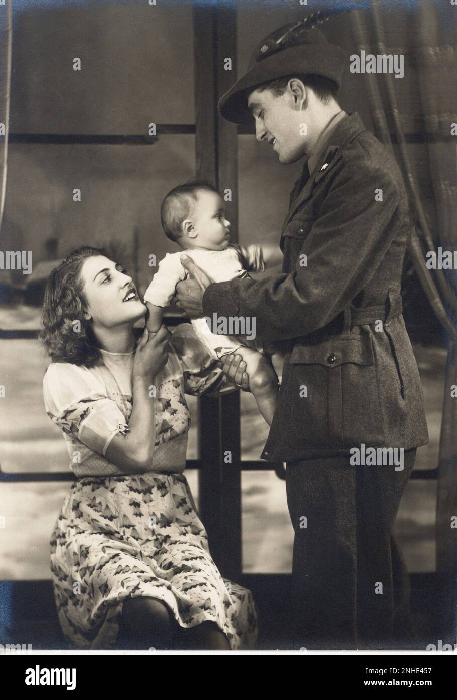 Ca. 1942 , Italien : Beliebte Postkarte mit einem Soldaten mit Frau und Sohn - FASCHIST - FASCHIST - FASCHIST - FASCHISMUS - ANNI QUARANTA - 40er - '40 - Portrait - Rituto - lächeln - sorriso - coniugi - sposi - Marito e moglie - Liebende - amanti - Soldat - Soldato - Divisa Uniforme militare - Militäruniform - Figlio - Housband - bebè - bambino - Neugeborene - Figlio - Familie - Famiglia - ALPINO - ALPINI --- Archivio GBB Stockfoto