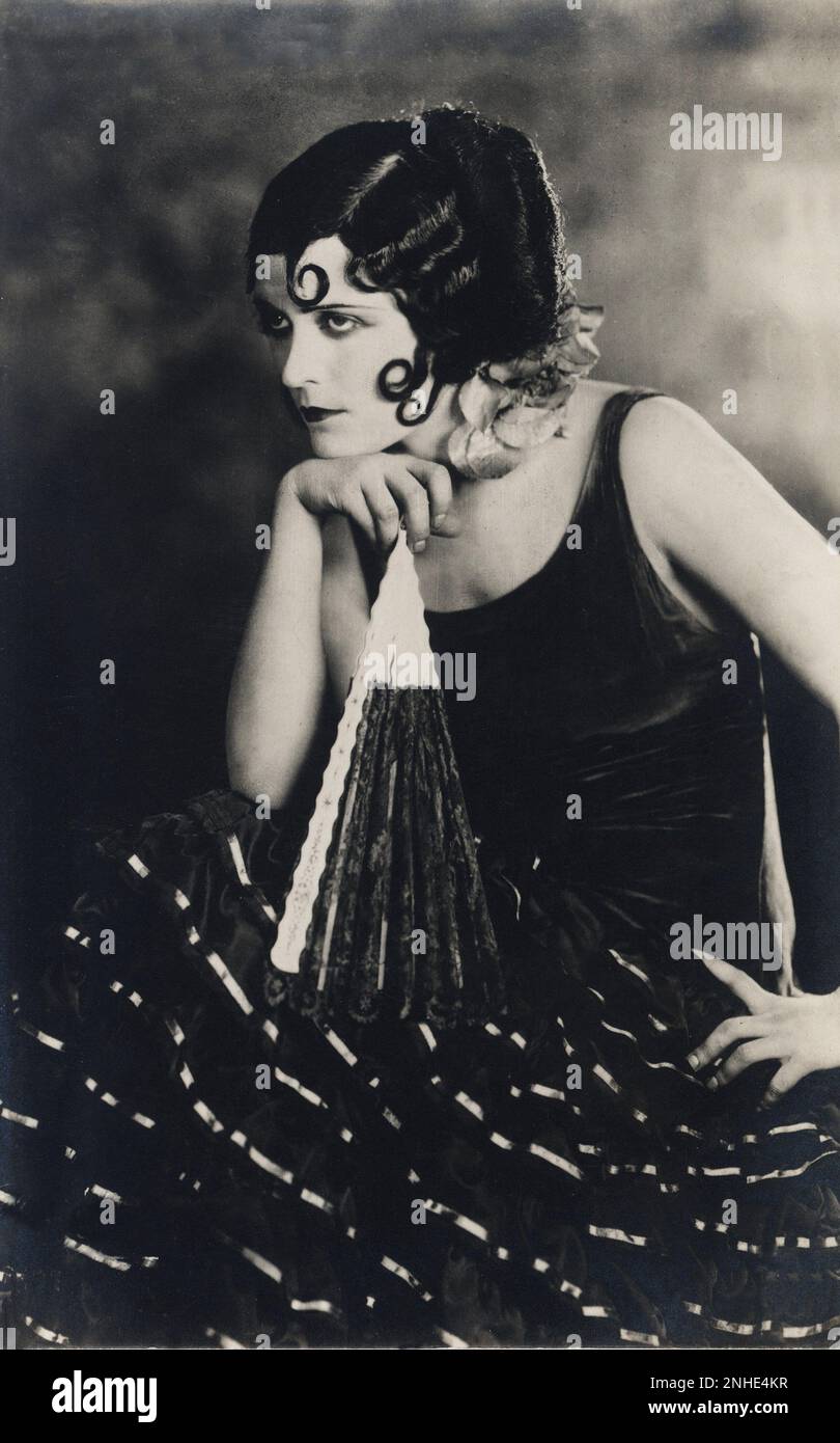 1918 : die Stummfilmdarstellerin POLA NEGRI ( geboren in Apolonia chalupec , Bromberg , Polen 1897 - Los Angeles , CA 1950 ) , letzter Liebhaber von Rudolph Valentino im Jahr 1926 , in CARMEN ( La gitana ) von Ernst Lubitsch , Aus dem Roman von Prosper Mérimée - KINO MUTO - Rodolfo - Portrait - Rituto - ANNI VENTI - '20 - Ventaglio - Fan - Diva - Divina - VAMP - FEMME FATAL - spagnola - spanische Frau - Chignon ---- Archivio GBB Stockfoto