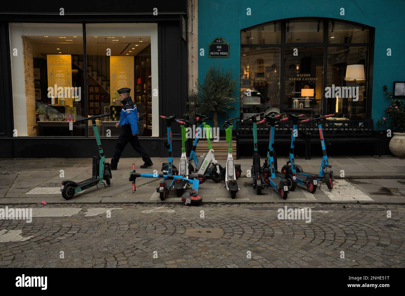 Farbenfrohe elektrische Roller, die unordentlich auf dem Place des Petits Pères, Paris, Frankreich, geparkt waren Stockfoto