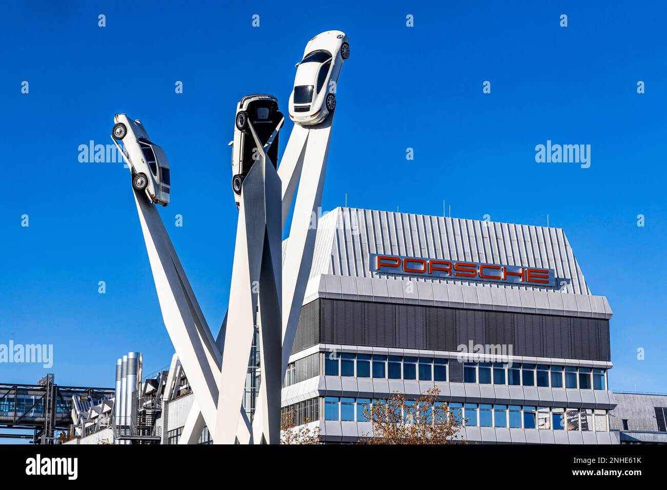 Porscheplatz mit Kunstwerken Inspiration 911 von Gerry Judah, Porsche-Hauptniederlassung Zuffenhausen, Stuttgart Stockfoto