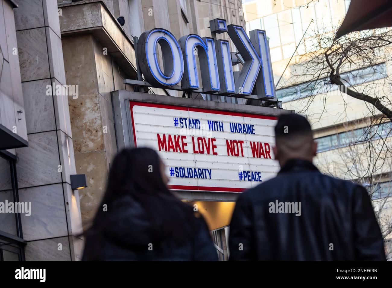 Make Love Not war, Billboard-Werbekultur und Liebe im Delphi Arthaus Kino Stuttgart Baden-Württemberg, Deutschland Stockfoto
